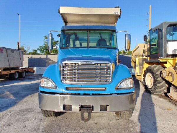 2018 FREIGHTLINER 80,000 GVWR QUAD AXLE DUMP TRUCK aluminum box – cummins – lift / steer axles - Image 2