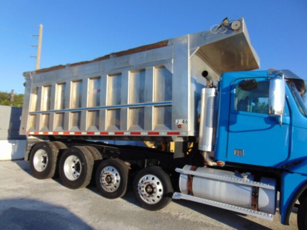 2018 FREIGHTLINER 80,000 GVWR QUAD AXLE DUMP TRUCK aluminum box – cummins – lift / steer axles - Image 4